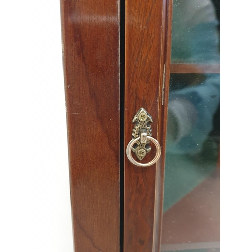 269 - Small mahogany corner cabinet with 3 levels, 29x48cm