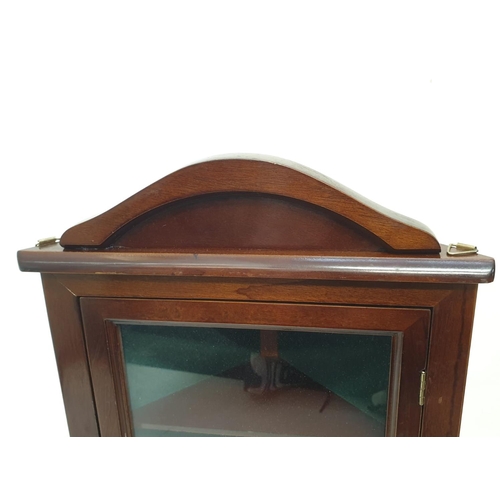 269 - Small mahogany corner cabinet with 3 levels, 29x48cm