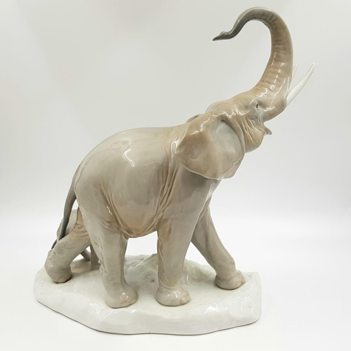 170 - A Lladro porcelain figuriene of a mother and baby calf elephant. Slight damaged to one of the tusks.... 