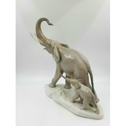 170 - A Lladro porcelain figuriene of a mother and baby calf elephant. Slight damaged to one of the tusks.... 