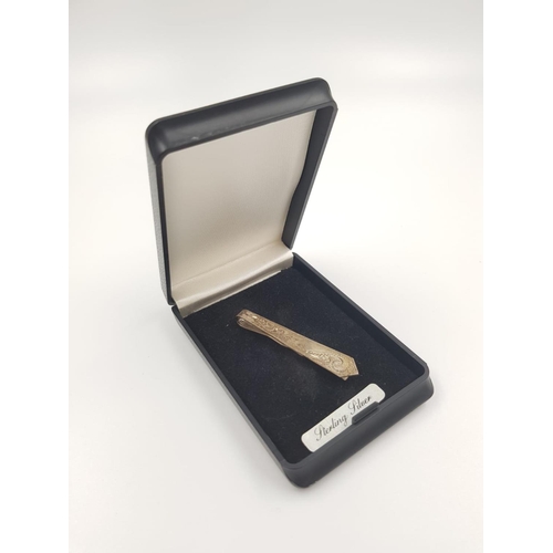 619 - A vintage sterling silver tie pin with decorative engraving on front. Comes with box. Weighs 3.4g