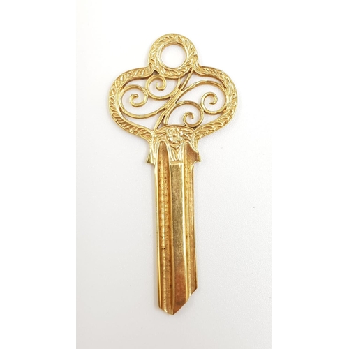 627 - A vintage gold decorative key in present case. Weighs 6.3g.