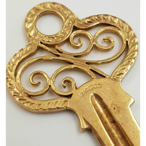 627 - A vintage gold decorative key in present case. Weighs 6.3g.