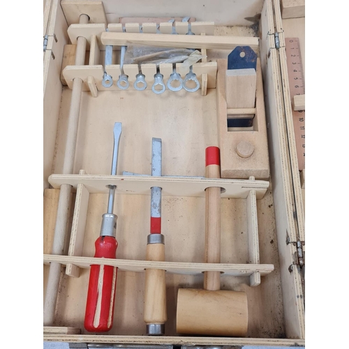 598 - Vintage boxed child's carpentry set.