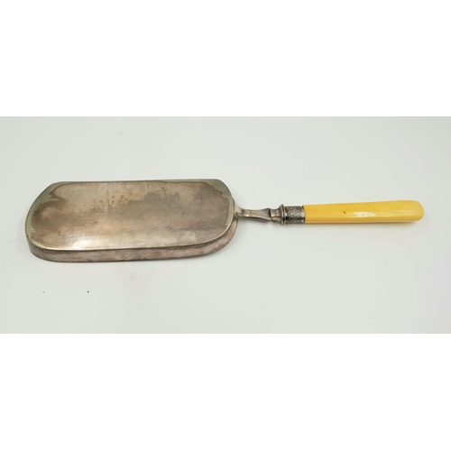 914 - A pair of antique silver plate decorative fish/cake slicer and server utensils. 32cm long.