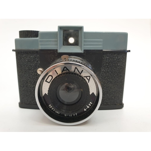 747 - A vintage 'Diana' camera. Good condition. In worn box. As found.