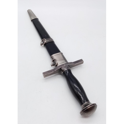 341 - A quality production Nazi dagger. Metal blade, with a metal and leather scabbard. Excellent conditio... 