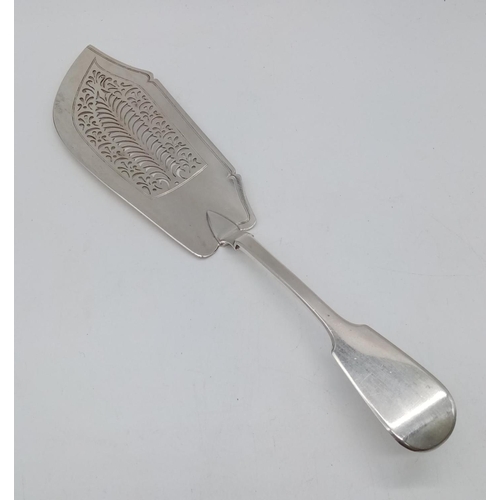 996 - Georgian silver fish slice. Hallmarked London 1827. 31cm in length.