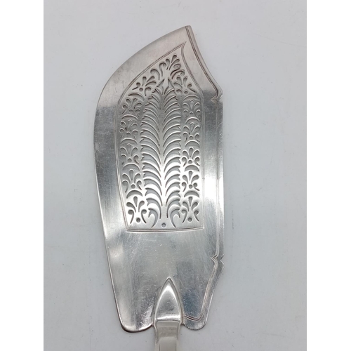 996 - Georgian silver fish slice. Hallmarked London 1827. 31cm in length.