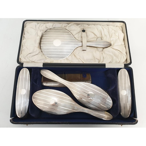 989 - Silver travel vanity set of 6 pieces to include hand mirror, comb and brushes Birmingham hallmarks.