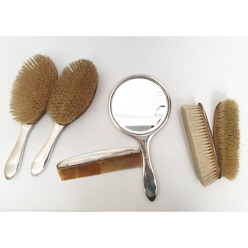 989 - Silver travel vanity set of 6 pieces to include hand mirror, comb and brushes Birmingham hallmarks.