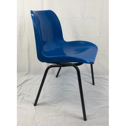 900 - 24x stackable blue chairs