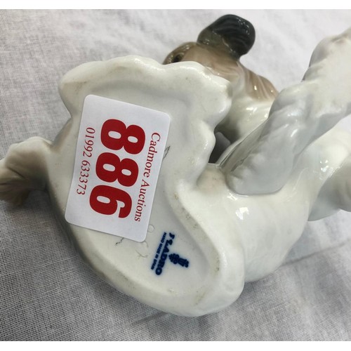 886 - A Lladro porcelain figurine of a dog at play with a butterfly. Good condition. 17x9cm.