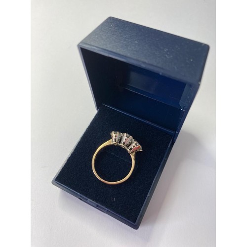 969 - 9ct gold trilogy ring having three large stones to top. Clear hallmark for Birmingham 9ct gold. Size... 