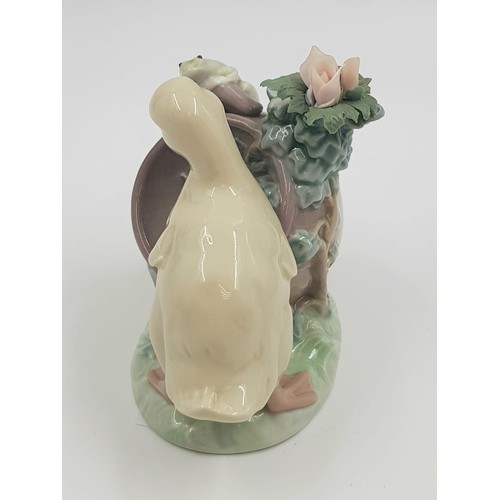 911 - A Lladro porcelain figurine of a duck and frog at play. Good condition. 12 x 10 cm.