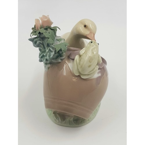 911 - A Lladro porcelain figurine of a duck and frog at play. Good condition. 12 x 10 cm.