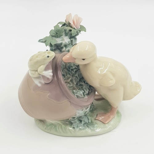 911 - A Lladro porcelain figurine of a duck and frog at play. Good condition. 12 x 10 cm.