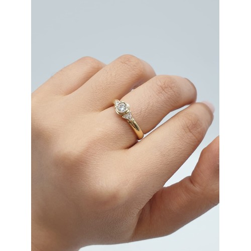 942 - 18ct diamond solitaire ring weight 4.6g and size M/N