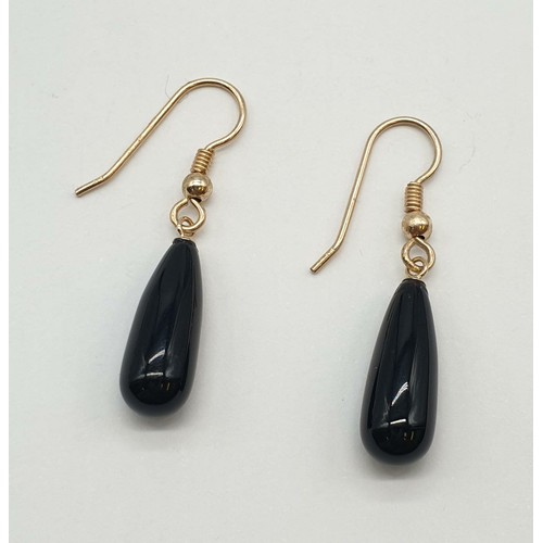 954 - Black onyx 9ct gold earrings weight 3.1g