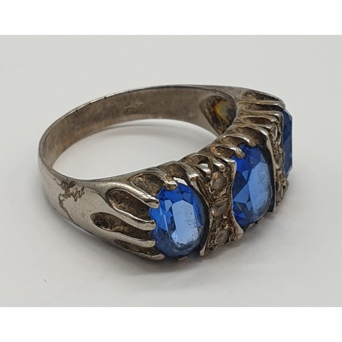 494 - Silver ring with 3 blue stones. 4.1g, size N.