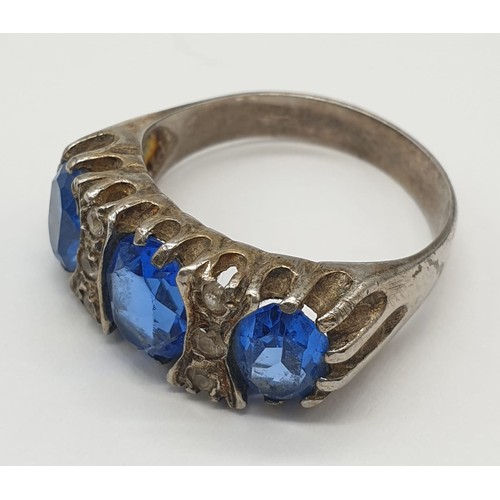 494 - Silver ring with 3 blue stones. 4.1g, size N.