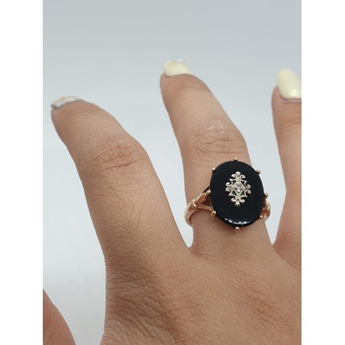 938 - 14ct oval Onyx ring. Size P. 3.9g in weight.