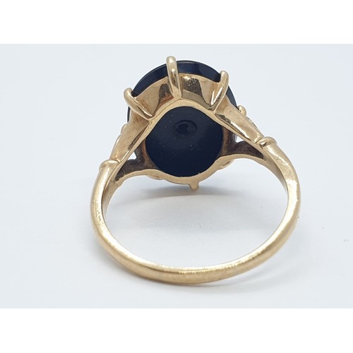 938 - 14ct oval Onyx ring. Size P. 3.9g in weight.