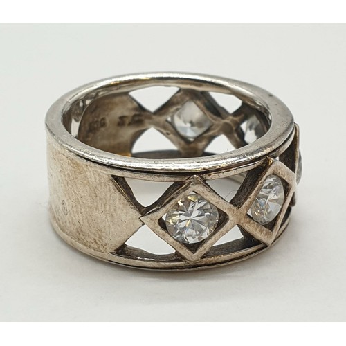 474 - Silver band ring with white stones. 6.2g, size M