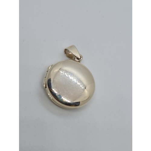 569 - Silver locket pendant weight 4.1g