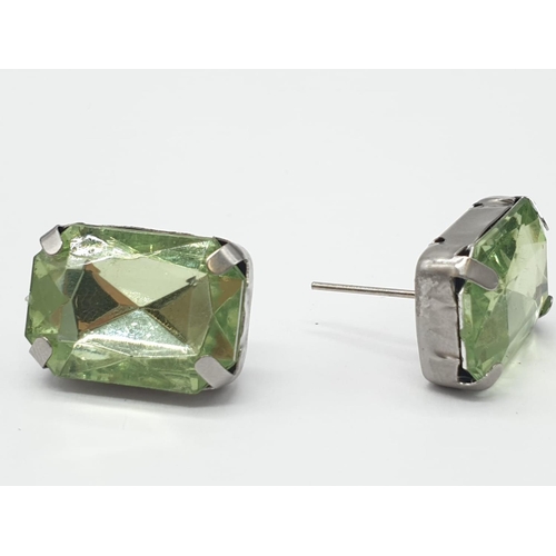 162 - A peridot sterling silver ring (stamped 925) and a matching earrings set presented in a vintage carv... 