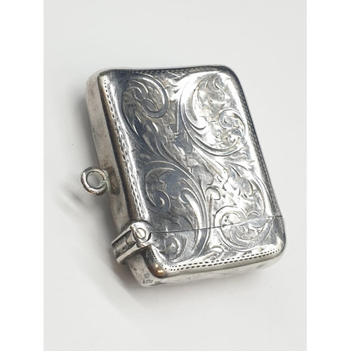 199 - 1905 Robert Chandlers, silver vesta hallmark Birmingham 1905. 4cm x 3.5cm. Weight 18.22 grams.