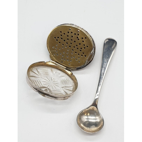 202 - Georgian Silver Vinaigrette & Salt Spoon. Spoon length 6cm. Total weight 17.39 grams.