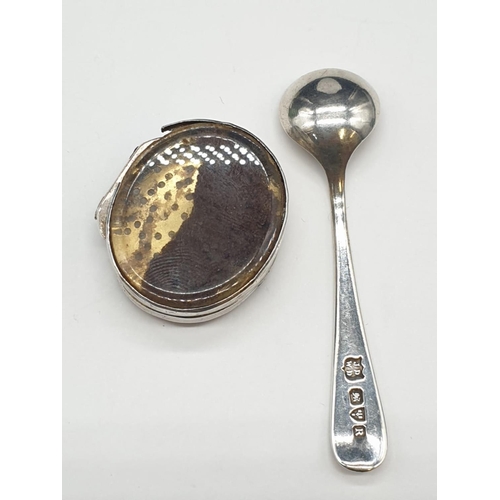 202 - Georgian Silver Vinaigrette & Salt Spoon. Spoon length 6cm. Total weight 17.39 grams.