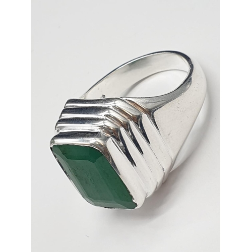 397 - A 10cts Emerald ring in Sterling Silver in Heavy Setting. Ring size T. Weight 16.7 grams