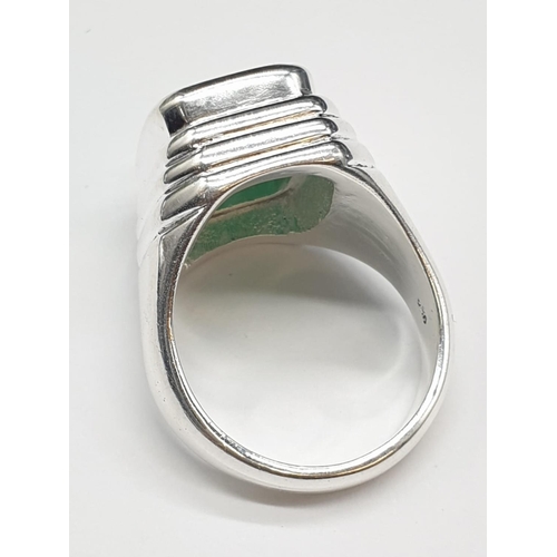 397 - A 10cts Emerald ring in Sterling Silver in Heavy Setting. Ring size T. Weight 16.7 grams