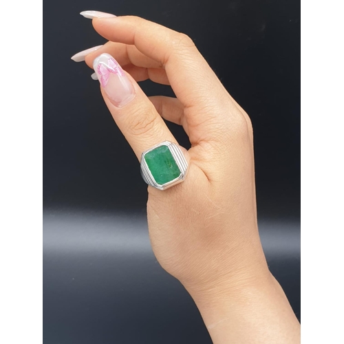 397 - A 10cts Emerald ring in Sterling Silver in Heavy Setting. Ring size T. Weight 16.7 grams