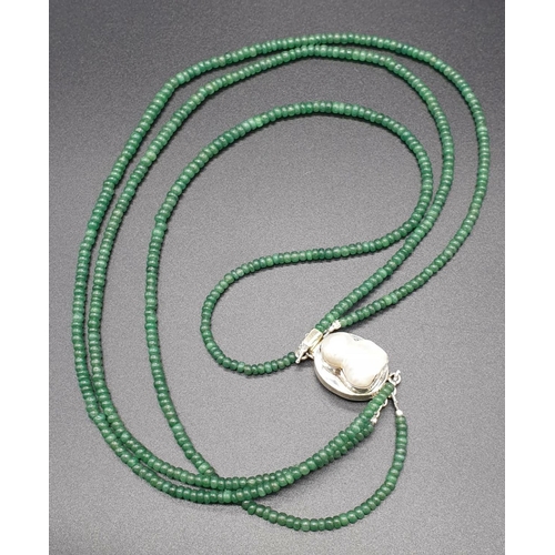 472 - Three Row Cabochon Emerald Gemstone Necklace with Pearl Clasp in Sterling Silver. 41.5 grams in weig... 