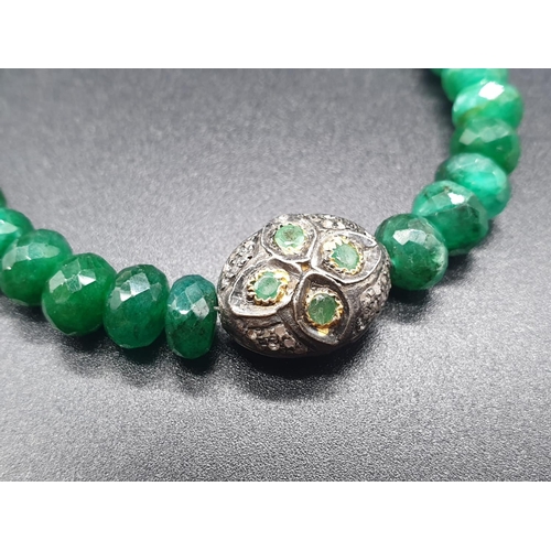 479 - An emerald bracelet with vintage diamond bead. Length 20cm. Weight 17.33 grams.