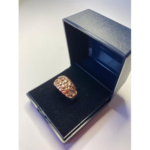 360 - 9ct gold ring in feminine 'Keeper' style with intricate design work to top. Full UK hallmark. 4.4 gr... 