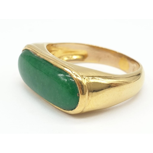 318 - 24ct gold ring with natural jade stone. Weighs 7.0g and is a size U.