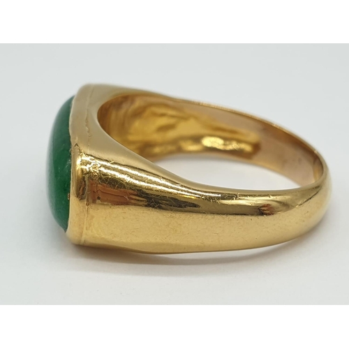 318 - 24ct gold ring with natural jade stone. Weighs 7.0g and is a size U.