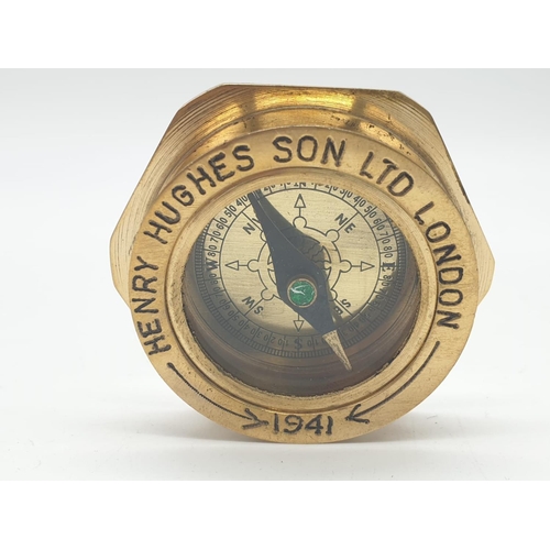 234 - World War II boxed compass made in 1941 for The Royal Navy by Henry Hughes & Sons Ltd. Box 8x8cm.