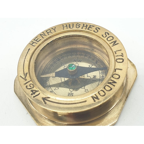 234 - World War II boxed compass made in 1941 for The Royal Navy by Henry Hughes & Sons Ltd. Box 8x8cm.