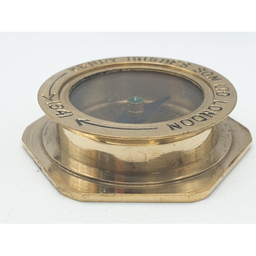 234 - World War II boxed compass made in 1941 for The Royal Navy by Henry Hughes & Sons Ltd. Box 8x8cm.