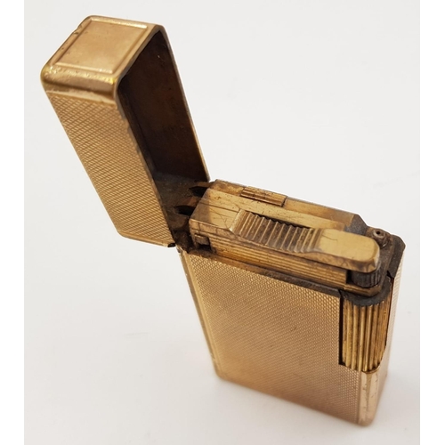 1022 - A vintage gold-plated S.T Dupont lighter.