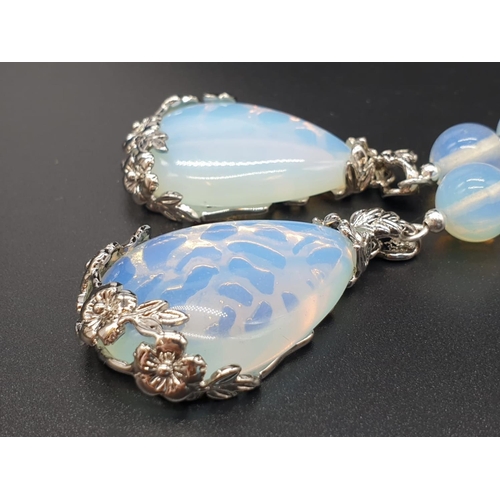 105 - A moonstone necklace, bracelet and earrings set in a presentation box.          
Necklace length: 50... 