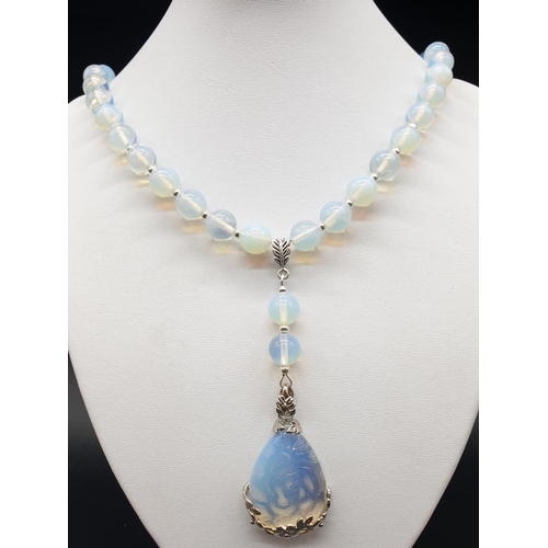 105 - A moonstone necklace, bracelet and earrings set in a presentation box.          
Necklace length: 50... 