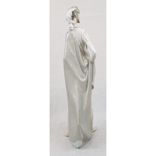 151 - A tall Lladro Spanish Conquistador. This stunning piece of ceramic stands at 57cm high.