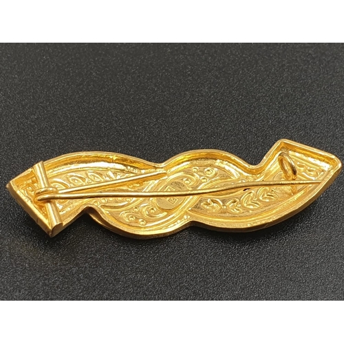 94 - 21ct Yellow Gold BROOCH with flower decoration.  4.7g  4.5cm long