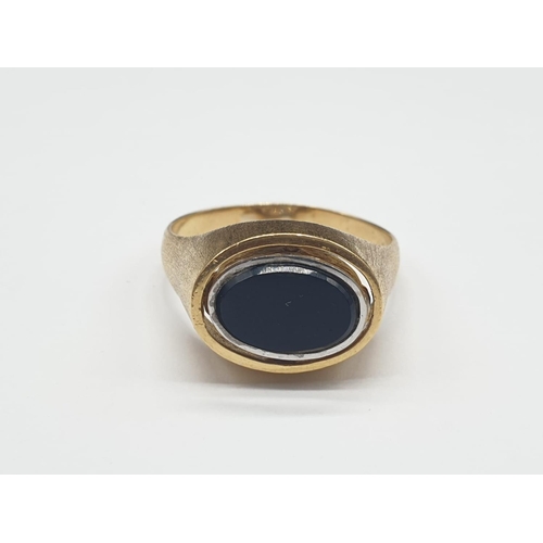 181 - 18ct Yellow Gold Gents swap over RING with Diamond setting on one side and Black Onyx on the other s... 